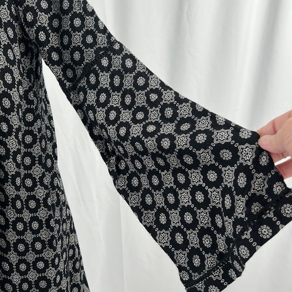 Roxy Brilliant Sky long sleeved mini dress boho bell sleeve Black & White size M - Picture 5 of 11